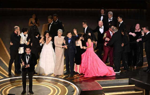 7 ödülle Oscar'a damga vurdular! Everything Everywhere All At Once filminin oyuncuları gözyaşlarına boğuldu