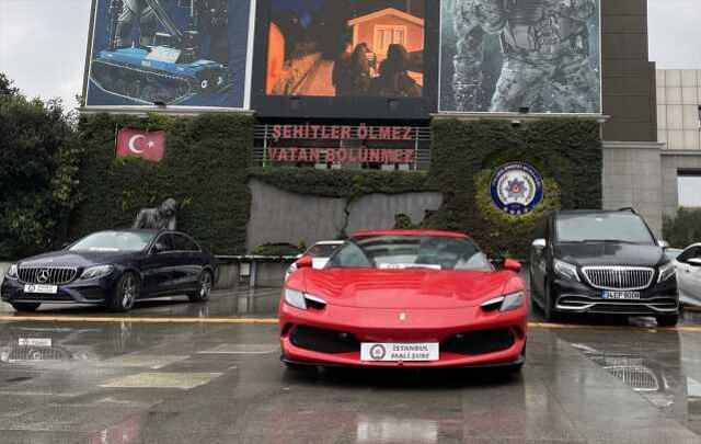 Dilan ve Engin Polat çiftinin araçları Emniyet'in önünde sergileniyor