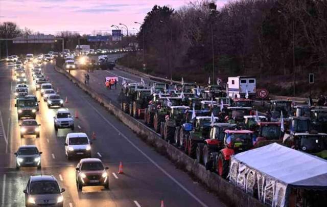 Belçika'da çiftçiler Avrupa Parlamentosu'nu kuşattı, ana yollar kapandı