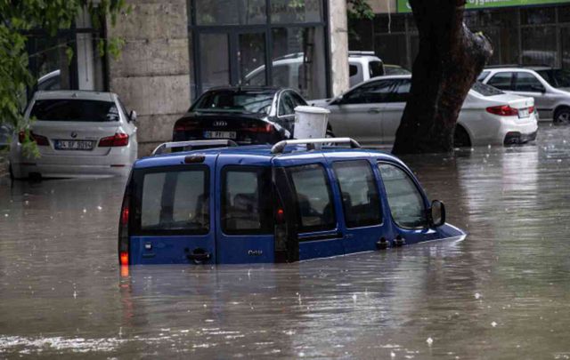 Yağışlı hava ülkeyi terk etmiyor! 22 ile sarı, 2 ile turuncu uyarı