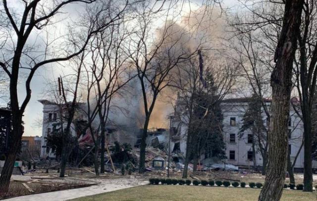 Rus ordusunun bombaladığı tiyatro binasında yürek yakan detay! Bahçesine Rusça 'çocuk' yazılmış