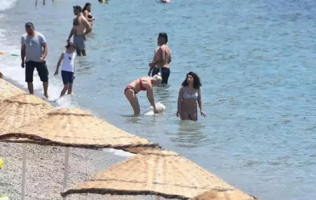 Havalar ısındı, yerli ve yabancı turist plaja akın etti