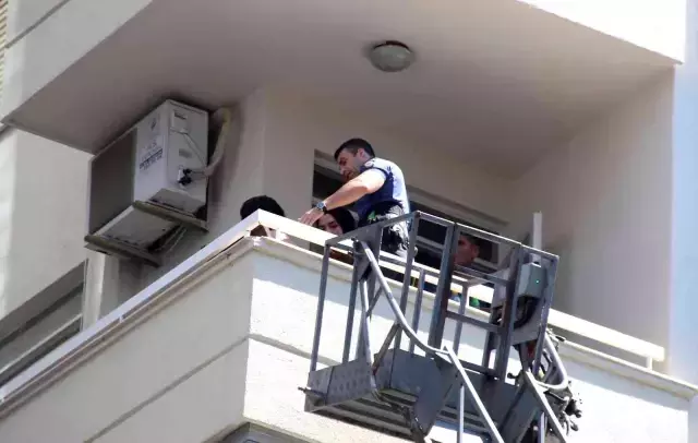 Eşyalarını aşağı atıp, balkonda keyif yaptı, polisi ve itfaiyeyi alarma geçirdi