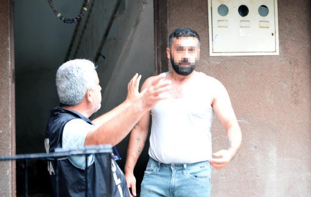 Eşi polisleri oyalarken, çatıdaki Hint kenevirlerini söktü