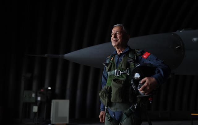 Bakan Akar'dan Yunanistan'a F-16'lı mesaj! Ege semalarında gövde gösterisi yaptı