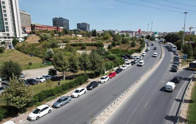 Otopark aidatını yüksek bulan Kuyumcukent çalışanları araçlarını yol kenarlarına park etti