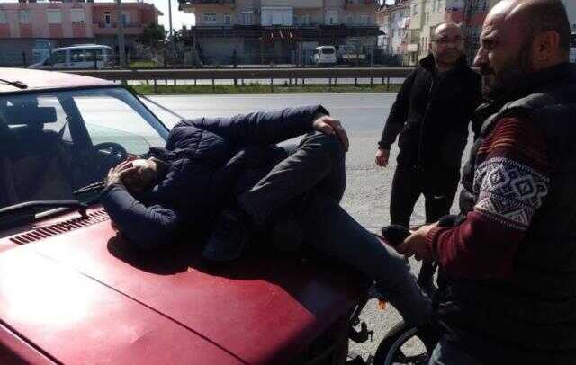 Otomobille motosiklet çarpıştı, sürücüsünün bacağı dizinden ters döndü