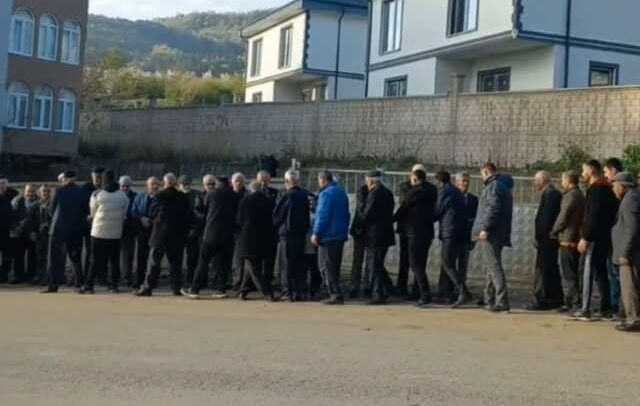 Toplu bayramlaşmada rekor! Tam 1 kilometrelik kuyruk oluştu
