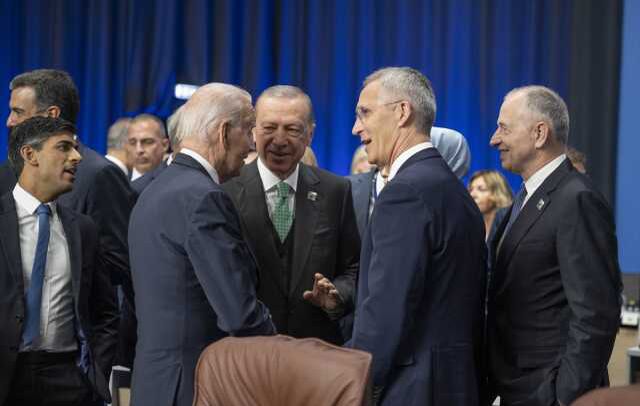 NATO Zirvesi öncesinde gülümseten anlar! Erdoğan, liderlerle ayaküstü sohbet etti