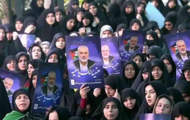Haniye için ilk tören Tahran'da yapıldı! On binlerce kişi 'İsrail ve ABD'ye ölüm' sloganları attı