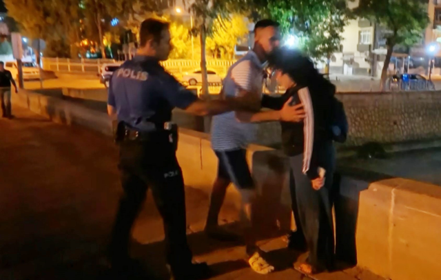 Erkek arkadaşından ka&ccedil;arken yakalandı, kendini k&ouml;pr&uuml;den atmak istedi