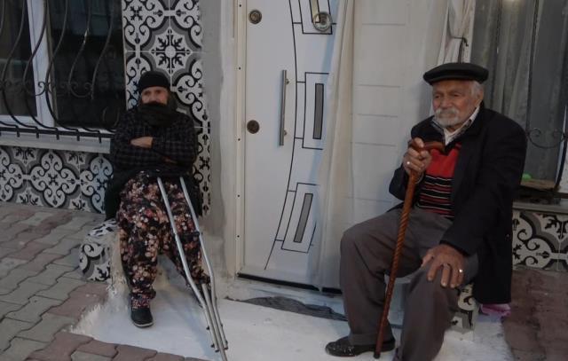 Bu nasıl vicdansızlık! Ev sahibi kilidi değiştirince yaşlı çift sokakta kaldı