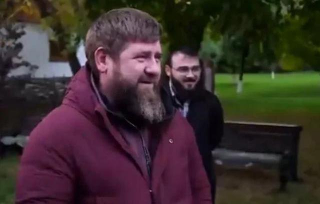 Savaşmaya gönderdiği 3 oğlu Çeçen lider Kadirov'a esir asker hediye etti