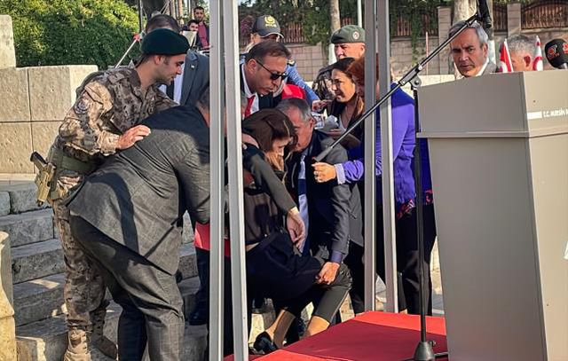 Başkonsolosun zor anları! Kürsüde fenalaştı, iner inmez baygınlık geçirdi