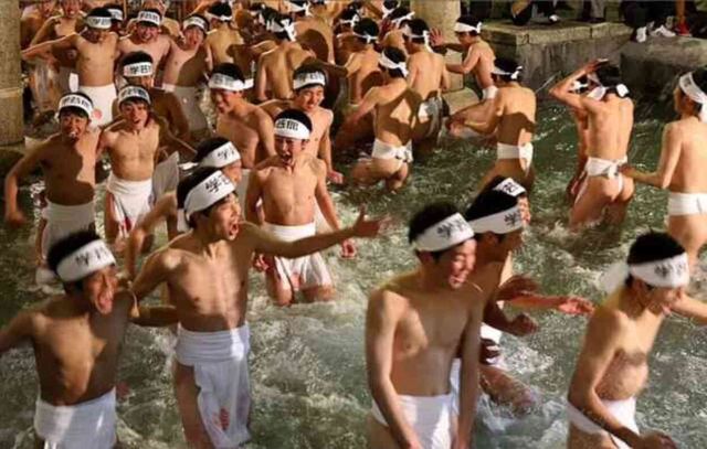 Japonya'nın 1,250 yıllık tarihinde ilk kez kadınların 'çıplak adam' festivaline katılmalarına izin verildi