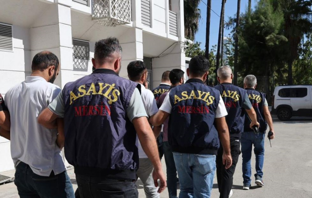 Bir çuval altın çalan zanlılardan biri, damda uyurken yakalandı