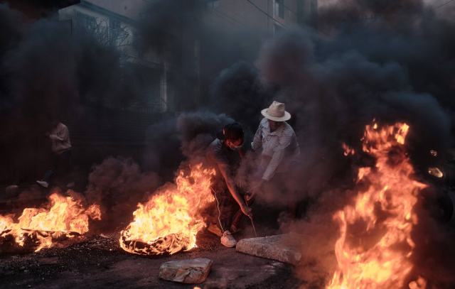 Protestolar ülkeyi kaosa sürükledi! Cumhurbaşkanı kabineyi feshetti