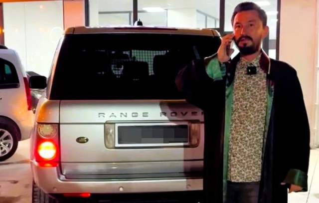 Avukat cübbesiyle kamera karşısına geçen galericinin başı dertte