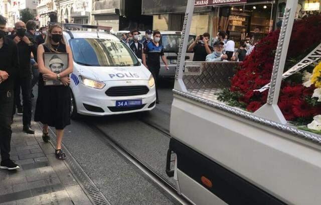 Vefat eden Ferhan Şensoy için Ses Tiyatrosu'nda tören düzenleniyor! Kızı, tabutu görünce hıçkırıklara boğuldu