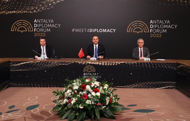 Dünyanın gözü Antalya'da! Çavuşoğlu, Lavrov ve Kuleba arasındaki dev zirve başladı