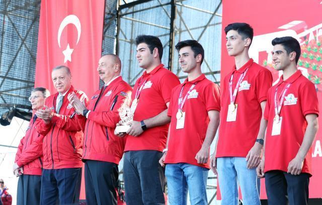 TEKNOFEST fuarında Aliyev'in sözleri alandakileri coşturdu, Erdoğan ayağa kalkıp sarıldı