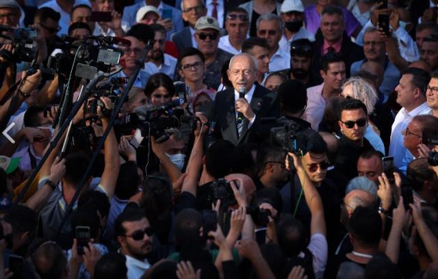 Esnaf ziyareti mitinge dönüştü! Kendini bir anda bankın üzerinde bulan Kılıçdaroğlu, espriyi patlattı