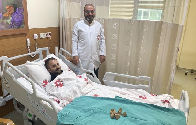 Karın ağrısı şikayetiyle hastaneye giden vatandaş acilen ameliyata alındı: Karşımızda ilginç bir vaka var