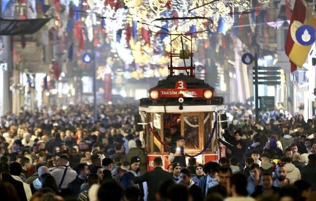 İstiklal'de adım atacak yer kalmadı! Her yıl olduğu gibi kutlamaların adresi yine aynı
