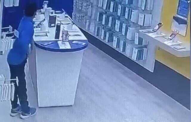 Kulaklığı çalıp cinsel organına sakladı, kameralara yakalandı