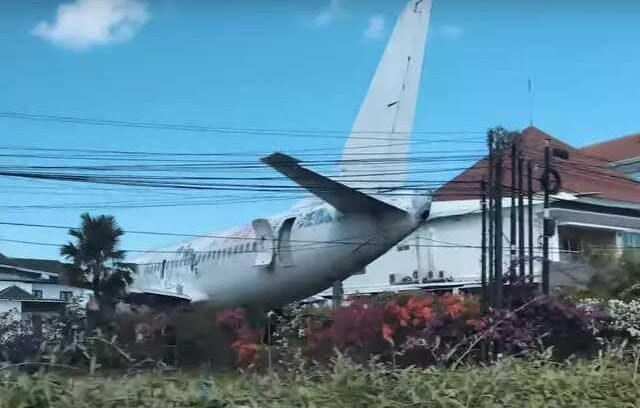 Rastgele bir tarlada bulunan Boeing 737 uçağın nasıl oraya geldiğini kimse bilmiyor