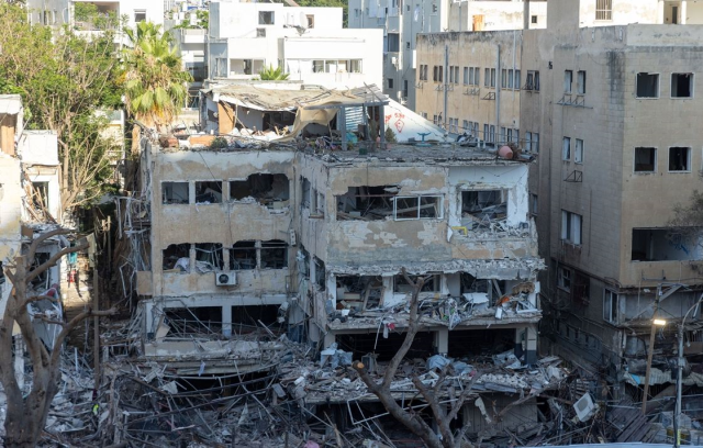 İran'ın vurduğu Tel Aviv'de büyük yıkım