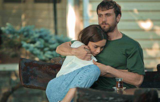 Menajerlik şirketi, Aras Bulut İynemli ve Damla Sönmez'in aşk yaşadığı iddiasını yalanladı