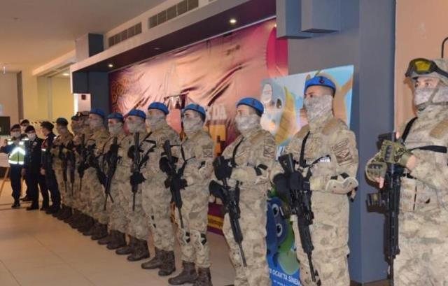 Komandolar, Maçka şehidi Eren Bülbül'ü anlatan film için sinema salonu önünde bekledi