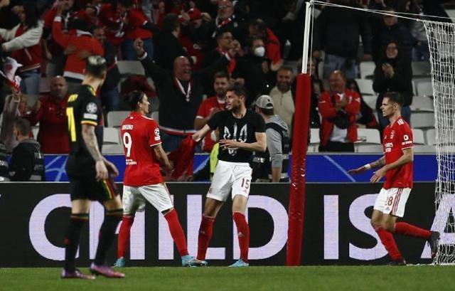 Ukraynalı futbolcu Yaremchuk'tan Rusya'ya sert tepki! Dünyaya mesajını formasını çıkararak verdi