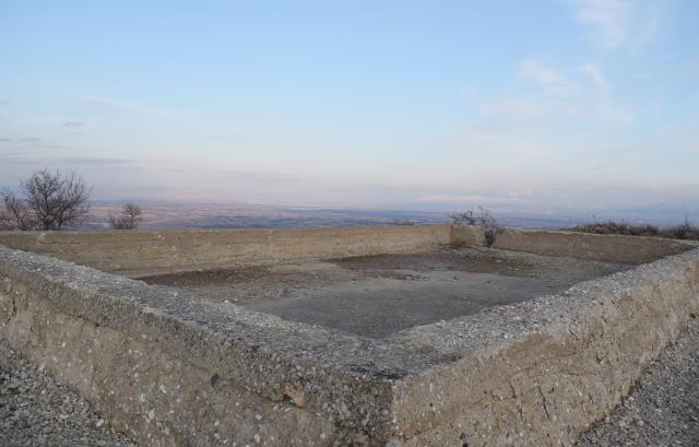 Bin 200 metre rakımdaki betonla kapatılan petrol kuyuları şaşırtıyor