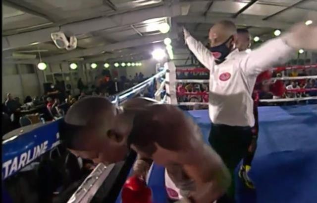 İzleyenler kendine gelemiyor! Rakibini bırakıp bir anda boşluğu yumruklamaya başladı