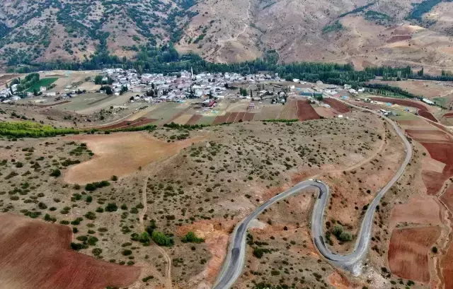 'Z yokuşu' yüzünden canından bezen köylüden seçim kararı: Yol düzeltilmezse oy kullanmayacağız