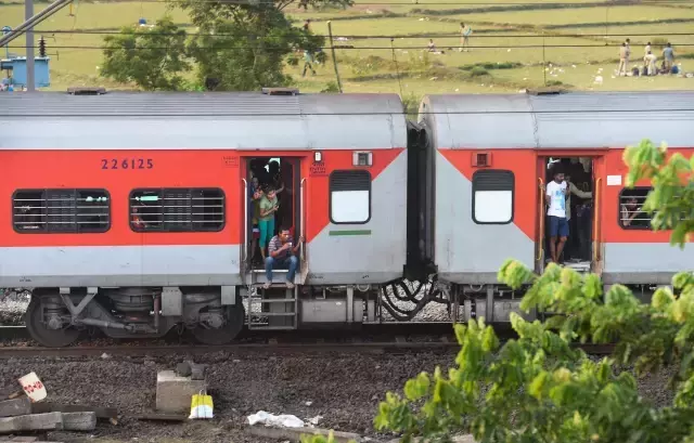 Hindistan'da Tren Kazasının Yaşandığı Bölgede Demiryolu Seferleri Yeniden Başladı