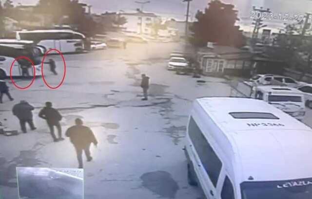 Otobüs şoförü, herkesin gözü önünde tartıştığı muavini ezerek öldürdü