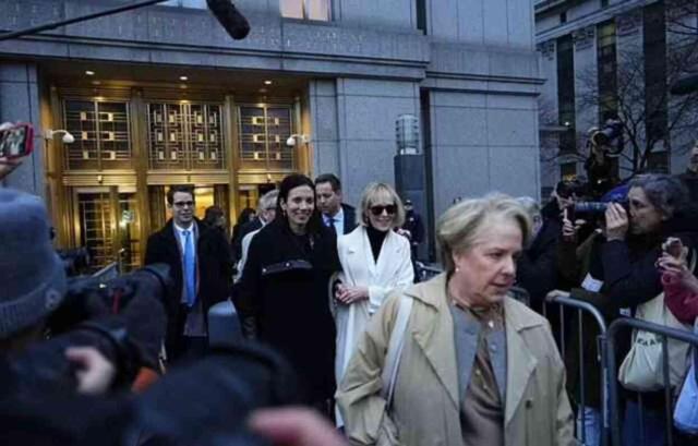 Eski ABD Başkanı Trump, kendisini tecavüzle suçlayan gazeteciye hakaret ettiği için 83 milyon dolar tazminat ödeyecek