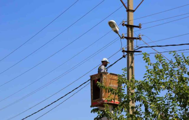 Evinin bahçe kapısında elektrik akımına kapıldı! Şans eseri ölümden döndü