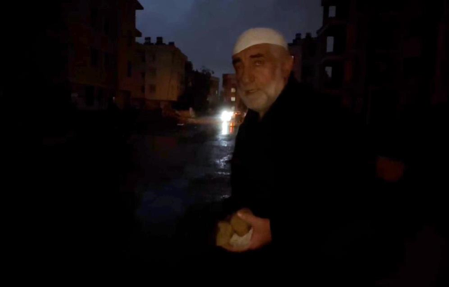 Cemaat, müezzini bıçakla tehdit edip camiye sokmayan madde bağımlısını taşladı