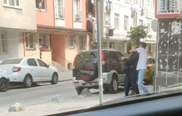Sultangazi'de sokak ortasında annesini darbetti; çevredekiler izlemekle yetindi