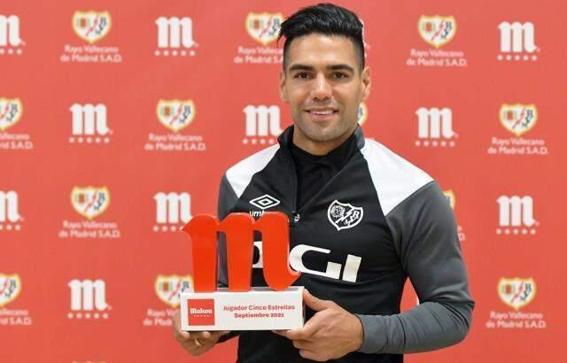 Galatasaray'dan gidince uçuşa geçen Falcao, en iyi futbolcu ödülünü aldı