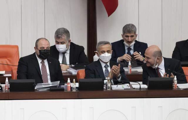 Bakan Varank, 3'üncü kez baba olduğu haberini TBMM bütçe görüşmesinde aldı