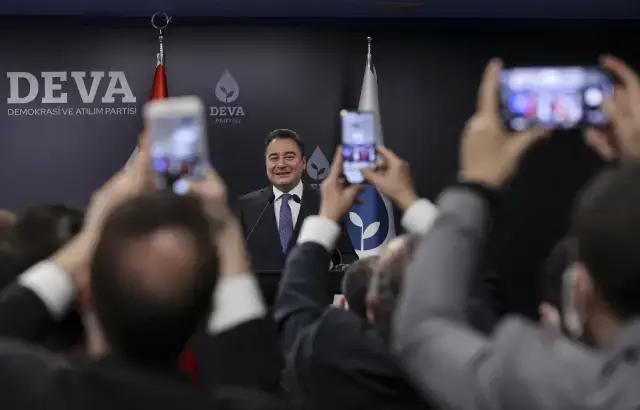 Gelecek Partisi Genel Başkanı Davutoğlu, DEVA Partisi Genel Başkanı Babacan'ı ziyaret etti