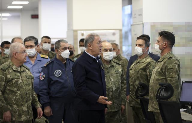 Son Dakika: Bakan Akar'dan Pençe Kilit operasyonuyla ilgili yeni açıklama: Çok sayıda terörist etkisiz hale getirildi