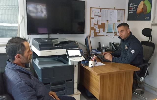 Dolandırıcıları suçüstü yakalattı: Telefon kulağında karakola koştu, 158 bin lirasını gerçek polisler kurtardı