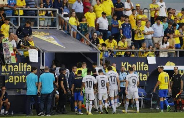 Barcelona maçında tarihi anlar! Tribünde rahatsızlanan taraftara şok cihazını kaleci yetiştirdi