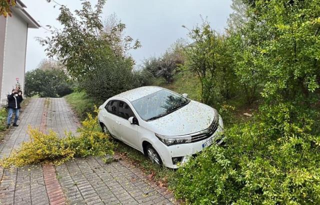 Park halinde bıraktığı otomobilini bahçeye uçmuş halde gören kadın sinir krizi geçirdi